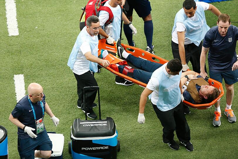 Der englische Physiotherapeut Gary Lewin hat über den zwischenzeitlichen Ausgleich seiner Mannschaft so heftig gejubelt, dass er sich dabei prompt verletzte.