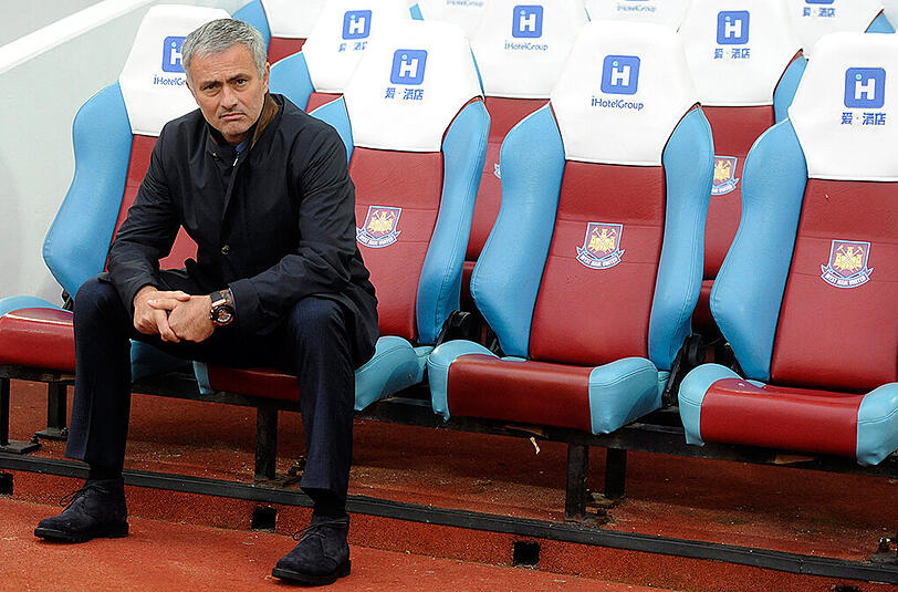 José Mourinho auf verlassenem Posten - wie lange darf er sich bei Chelsea noch daneben benehmen.