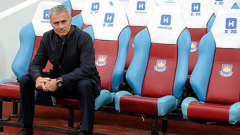 José Mourinho auf verlassenem Posten - wie lange darf er sich bei Chelsea noch daneben benehmen.