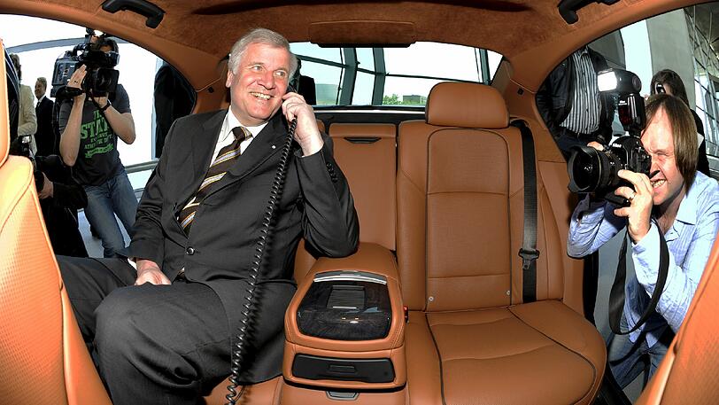 Horst Seehofer lässt sich im Audi A 8 chauffieren &ndash; dessen Ausstöße will er nicht offenlegen.