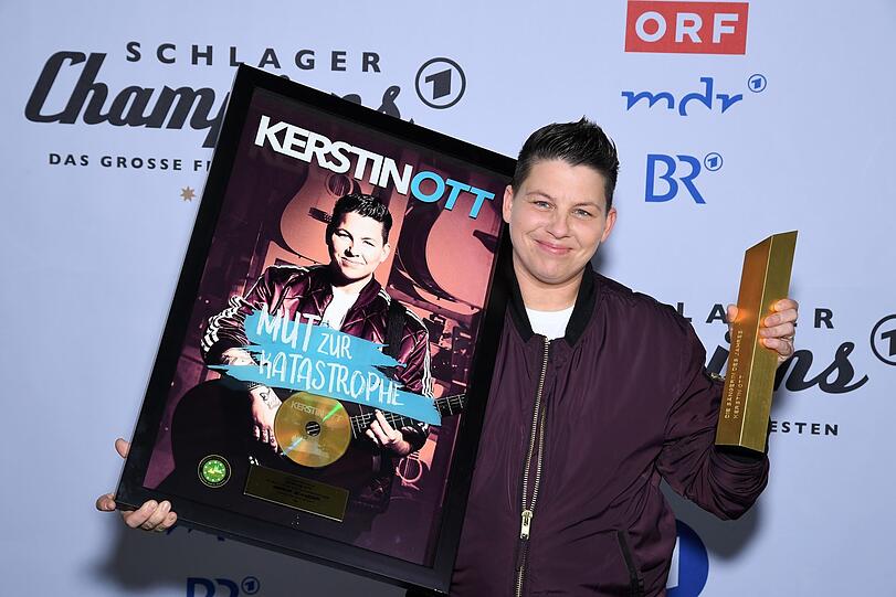 Nicht nur wird sie die Sängerin des Jahres. Als Überraschung bekommt sie auch die Goldene Schallplatte überreicht.