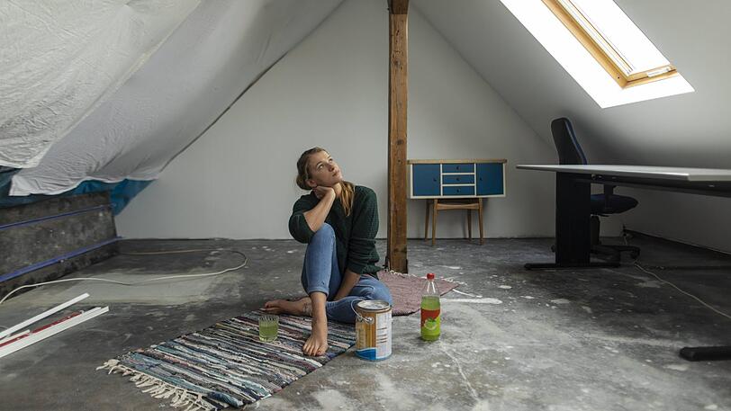 Muss die Schönheitsreparatur ein Handwerker durchführen? Nein, das können Mieter auch selbst erledigen.