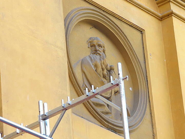 Seit Kurzem umspannt ein Grüst die Theatinerkirche am Odeonsplatz. Die Bilder.