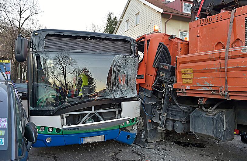Schwerer Unfall in der Planeggstraße: Ein MVV-Bus und ein Lkw sind frontal zusammengekracht. Der Lkw-Fahrer musste aus seinem Fahrzeug geschnitten werden.
