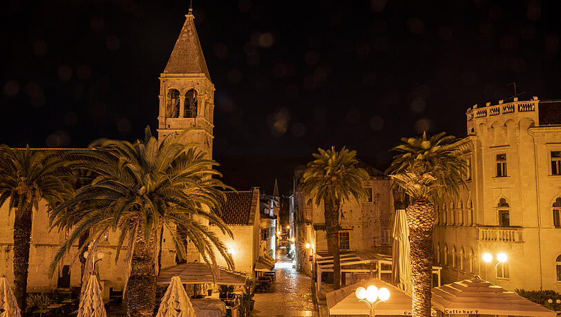 Die Kathedrale von Trogir bei Nacht: Die malerische Altstadt zählt zum
Weltkulturerbe der UNESCO und liegt auf einer kleinen Insel. Die Kathedrale von Trogir bei Nacht: Die malerische Altstadt zählt zum
Weltkulturerbe der UNESCO und liegt auf einer kleinen Insel.