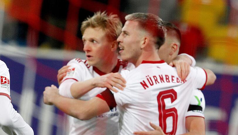 Der Nürnberger Torschütze zum 0:1 Lino Tempelmann (r) jubelt mit Mats Möller Daehli.