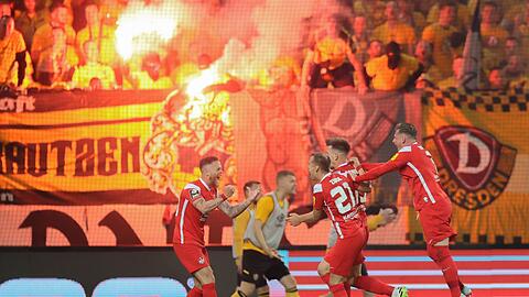 Kaiserslautern schießt sich mit dem 2:0 in Dresden in die 2. Liga.