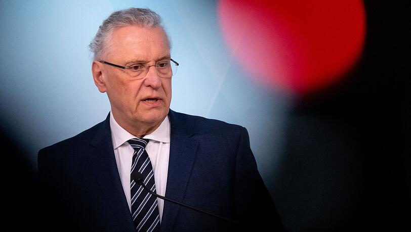 Joachim Herrmann nimmt nach einer Kabinettssitzung an einer Pressekonferenz teil.