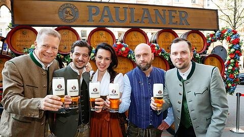 Brauerei-Chef Andreas Steinfatt sowie Costantino Medde, Nadja von Mark, Sebastian Erlenmaier und Mitja Lafere (v.l.) vom Herrschaftszeiten.