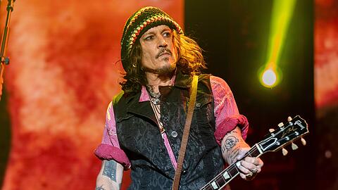 Johnny Depp soll vor einem Konzert von "The Hollywood Vampires" in seinem Hotel zusammengebrochen sein.