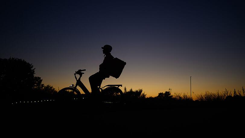 Laut einer Umfrage sind immer mehr Menschen in Deutschland mit einem Elektrofahrrad unterwegs. (Symbolbild)