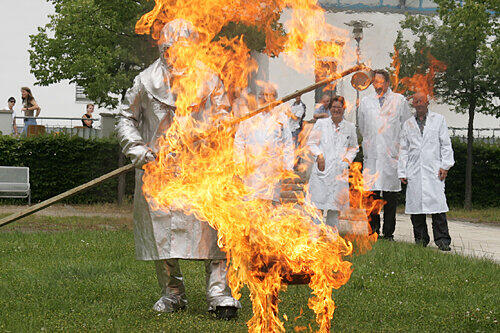 Die Nürnberger Feuerwehr demonstrierte am Südklinikum, wie verheerend es sich auswirkt, wenn Spiritus in den Grill gekippt wird.
