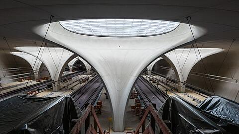 Innen sieht der Stuttgarter Tiefbahnhof recht fertig aus, bis er aber in Betrieb geht, wird es noch gut f&uuml;nf Jahre dauern. (Archivbild)