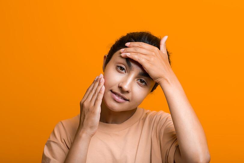 Für eine nachhaltige Wirkung sollte Gesichts-Yoga zur Routine und zumindest jeden zweiten Tag ausgeübt werden. Dabei reichen schon zehn bis 20 Minuten Trainingsdauer aus. Ein Belohnungseffekt stellt sich rasch ein. Wer regelmäßig dran bleibt, kann schon nach eineinhalb bis zwei Monaten erste Ergebnisse sehen (und den Muskelkater noch früher spüren). Für eine nachhaltige Wirkung sollte Gesichts-Yoga zur Routine und zumindest jeden zweiten Tag ausgeübt werden. Dabei reichen schon zehn bis 20 Minuten Trainingsdauer aus. Ein Belohnungseffekt stellt sich rasch ein. Wer regelmäßig dran bleibt, kann schon nach eineinhalb bis zwei Monaten erste Ergebnisse sehen (und den Muskelkater noch früher spüren).