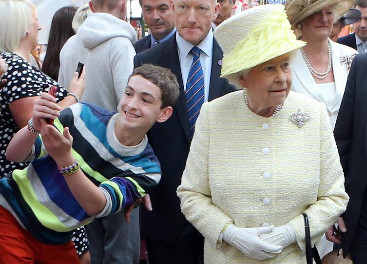 Die Queen ist kein Fan von Selfies. Auch nicht, wenn sie von kleinen Jungen gemacht werden.
