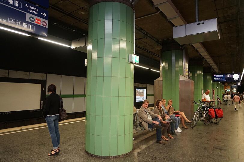 Vor 45 Jahren wurde die Station Isartor eröffnet &ndash; da hat man so lindgrüne Kacheln noch gehabt.