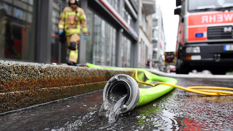 Feuerwehrleute pumpem in Berlin-Mitte Wasser aus einem Keller. Der Ausnahmezustand wegen des Unwetters in Berlin bleibt weiterhin bestehen.