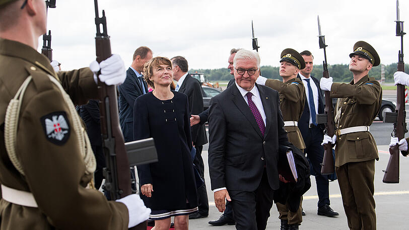 Frank-Walter Steinmeier und seine Frau Elke Büdenbender bei der Ankunft in der estnischen Hauptstadt Tallinn.