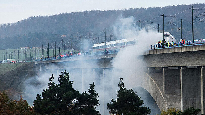 Rauch steigt bei der Großübung aus einem ICE auf der Froschgrundsee-Talbrücke bei Weißenbrunn auf.