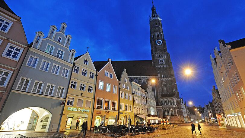 Die Innenstadt von Landshut (Niederbayern) mit der Kirche St. Martin.