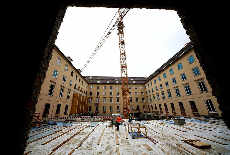So sieht der Innenhof momentan noch aus. Er wurde erhöht, damit darunter eine Tiefgarage gebaut werden kann.
