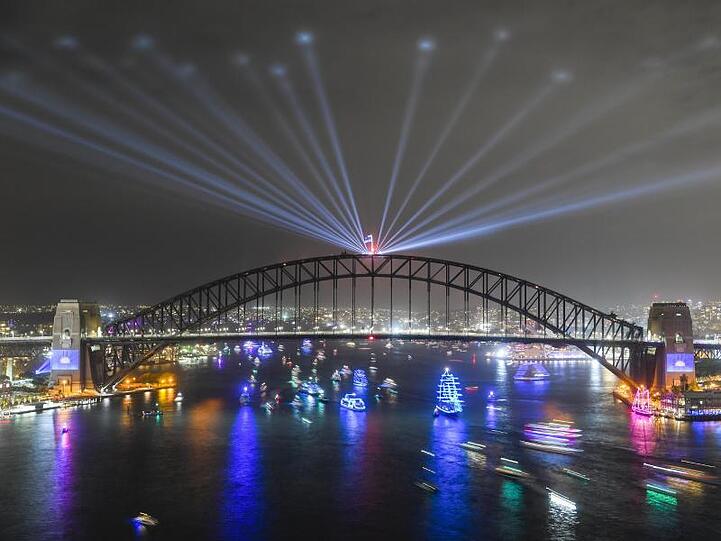 Die festlich beleuchtete Harbour Bridge in Sydney.