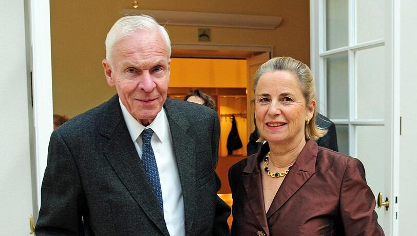 Einer der seltenen Auftritte von August Baron von Finck - hier mit Ehefrau Francine 2008 in München. Zusammen haben sie vier Kinder.