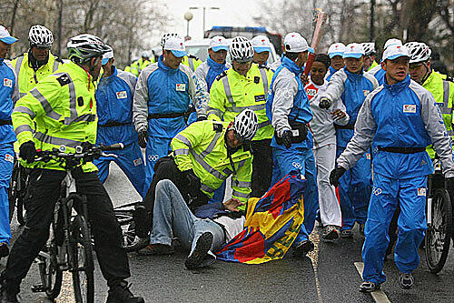 Olympische Fackelwächter in London. Adidas-Anzug als Dienstkleidung.