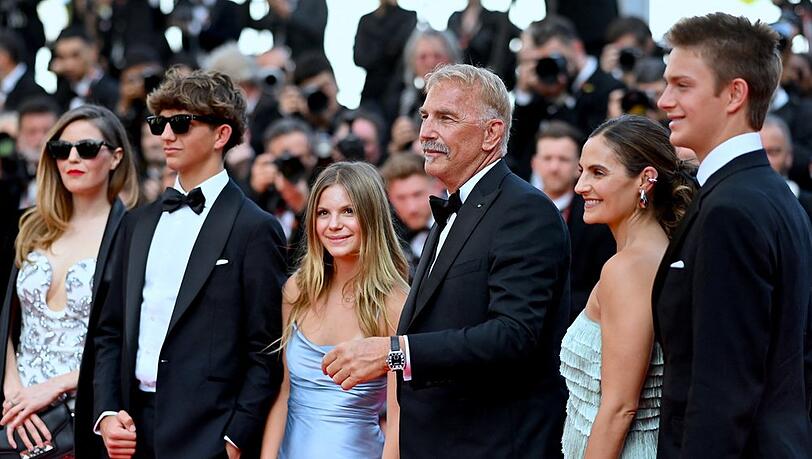 Stolzer Vater: Kevin Costner inmitten seiner Kinder Lily (v.l.), Hayes, Grace Avery, Annie und Cayden Wyatt in Cannes. Stolzer Vater: Kevin Costner inmitten seiner Kinder Lily (v.l.), Hayes, Grace Avery, Annie und Cayden Wyatt in Cannes.