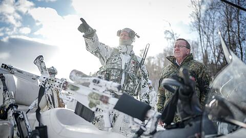 Pistorius bei Gebirgsj&auml;ger&uuml;bung im Hohen Norden