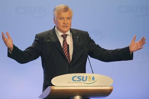 Doch nicht genug Geld da? Horst Seehofer machte Steuersenkungen nun erstmals vom Wirtschaftswachstum abhängig.