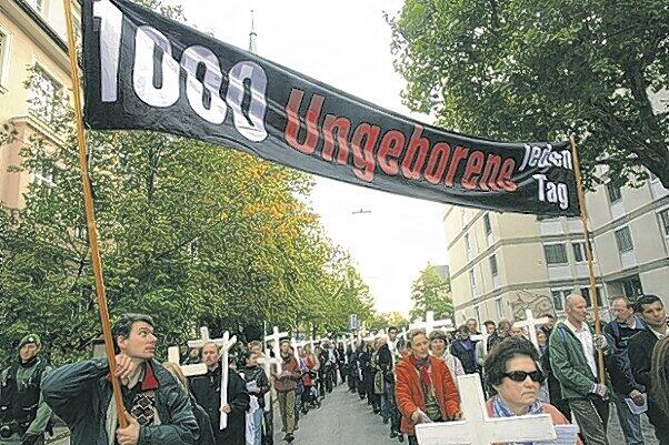 Abtreibungsgegner ziehen am Samstag unter dem Motto &bdquo;1000 Kreuze für das Leben&ldquo; durch die Innenstadt.