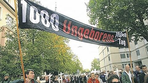 Abtreibungsgegner ziehen am Samstag unter dem Motto &bdquo;1000 Kreuze für das Leben&ldquo; durch die Innenstadt.