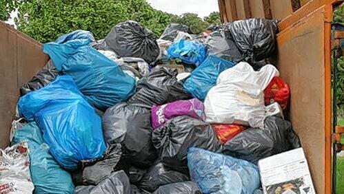 Skrupellos und billig: Statt auf die Müllkippe warf ein Bauunternehmer seinen Sondermüll in den 90er Jahren einfach in die Baggerseen im Maintal. Skrupellos und billig: Statt auf die Müllkippe warf ein Bauunternehmer seinen Sondermüll in den 90er Jahren einfach in die Baggerseen im Maintal.