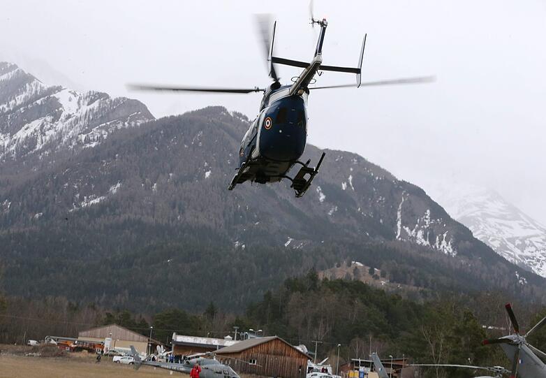 Rettungskräfte versuchen, die Trümmerteile und Leichen der verunglückten Germanwings-Maschine zu bergen