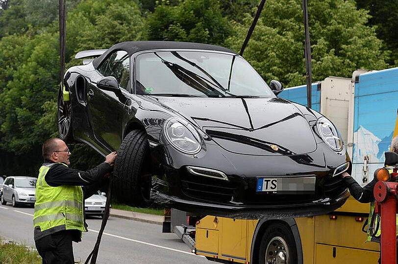 Nach dem Ausflug auf eine Begrenzungsmauer aus Naturstein musste der Porsche der Frau auf einen Auto-Lkw verfrachtet werden.