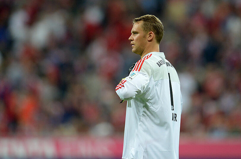 Manuel Neuer - Note 3 - Bewegte sich gefühlt weniger als Pep Guardiola in der Coaching Zone. Fing in der Anfangsphase ein harmloses HSV-Schüsschen, sonst nicht gefordert. Das blieb auch in der zweiten Halbzeit so. An diesem Abend hätte man auch Sepp Maier nochmal ins Tor stellen können, der vor dem Spiel mit der Bayern-Meistermannschaft von 1969 geehrt wurde.