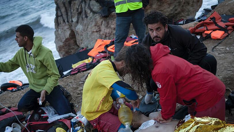 Von Flüchtlingen zurückgelassene Retttungswesten und Schlauchboote auf der griechischen Mittelmeerinsel Lesbos. Von Flüchtlingen zurückgelassene Retttungswesten und Schlauchboote auf der griechischen Mittelmeerinsel Lesbos.