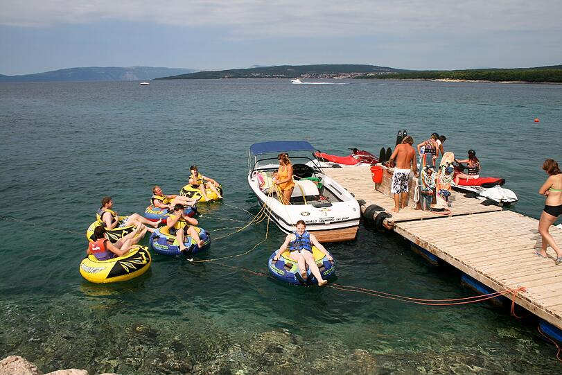 Im Wassersportzentrum Orca Port in Punat auf der kroatischen Insel Krk kommen Wasserratten auf ihre Kosten.