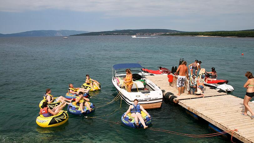 Im Wassersportzentrum Orca Port in Punat auf der kroatischen Insel Krk kommen Wasserratten auf ihre Kosten. Im Wassersportzentrum Orca Port in Punat auf der kroatischen Insel Krk kommen Wasserratten auf ihre Kosten.
