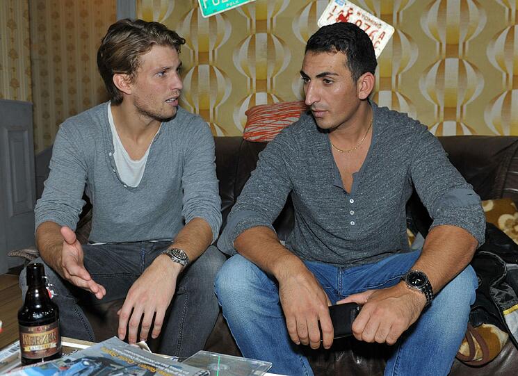 Dominik (Raul Richter, l.) erzählt Mesut (Mustafa Alin) von 
dem Handyvideo im Internet, das zeigt, dass Patrick sich 
nicht selbst umgebracht hat, sondern einem Unfall zum 
Opfer gefallen ist...