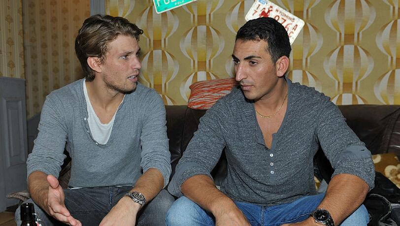 Dominik (Raul Richter, l.) erzählt Mesut (Mustafa Alin) von
dem Handyvideo im Internet, das zeigt, dass Patrick sich
nicht selbst umgebracht hat, sondern einem Unfall zum
Opfer gefallen ist... Dominik (Raul Richter, l.) erzählt Mesut (Mustafa Alin) von
dem Handyvideo im Internet, das zeigt, dass Patrick sich
nicht selbst umgebracht hat, sondern einem Unfall zum
Opfer gefallen ist...