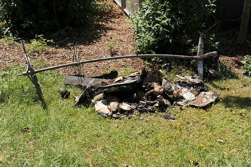 Dramatischer Einsatz, die Wohnung in dem Mehrfamilienhaus ist ausgebrannt.