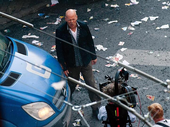 Bruce Willis bei den Dreharbeiten zu "Stirb langsam &ndash; Ein guter Tag zum Sterben".