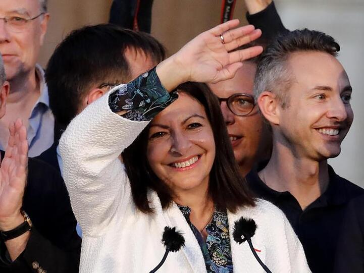Amtsinhaberin Anne Hidalgo ist als Bürgermeisterin von Paris wiedergewählt worden.