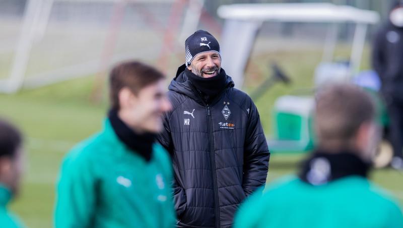 Hat für das Spiel gegen Manchester City "alle wieder an Bord": Mönchengladbachs Trainer Marco Rose (M) beim Abschlusstraining.