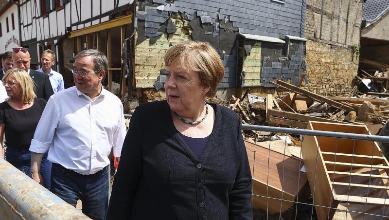 Bundeskanzlerin Angela Merkel und NRW- Ministerpräsident Armin Laschet (2.v.r), im vom Hochwasser betroffenen Stadtteil Iversheim.