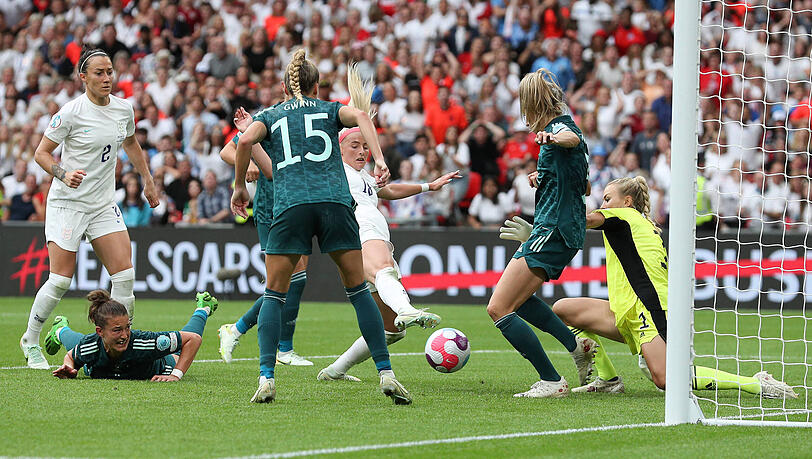 Der Moment, der den Wembley-Traum platzen ließ: Englands Cloe Kelly spitzelt den Ball in der Verlängerung zum 2:1-Endstand über die Linie.