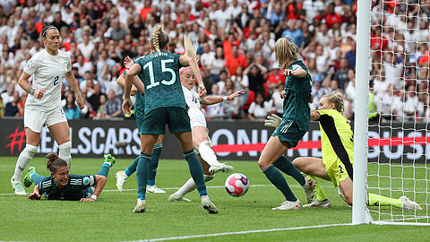 Der Moment, der den Wembley-Traum platzen ließ: Englands Cloe Kelly spitzelt den Ball in der Verlängerung zum 2:1-Endstand über die Linie.