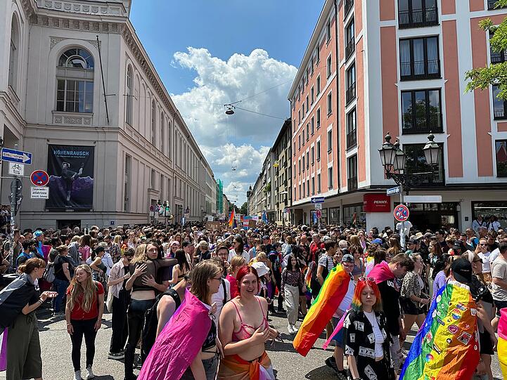 Die diesjährige CSD-Parade steht unter dem Motto "Queerer Aktionsplan Bayern jetzt!"